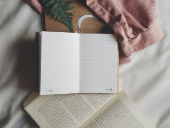 Leeres Tagebuch auf einem Bett