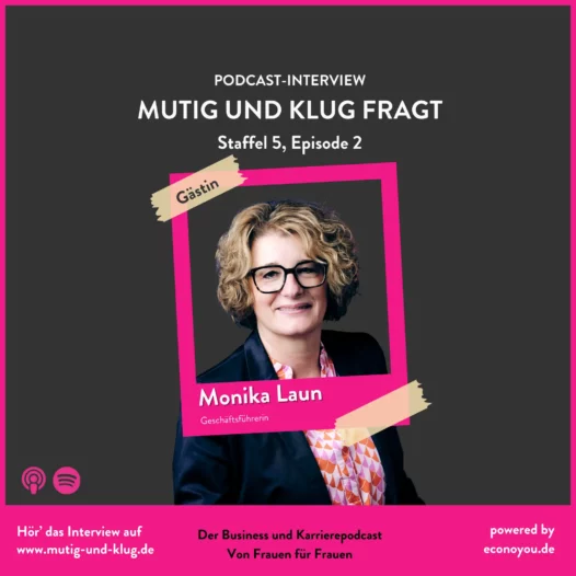 EIne blonde Frau lächelt durch einen pinken Bilderrahmen in die Kamera